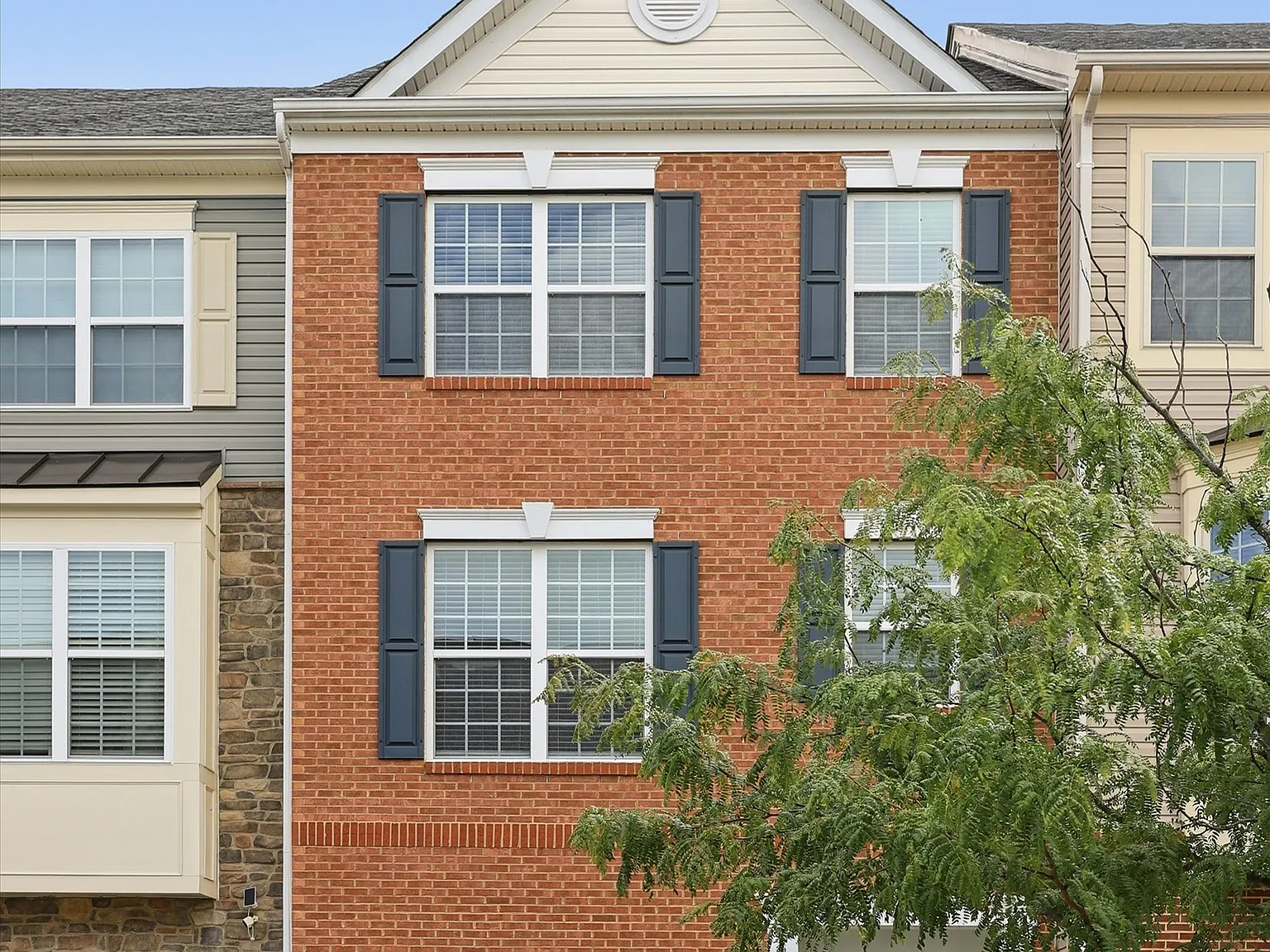 3 bed, 3.5 bath, 2200 sqft, $3,100 — Photo 3