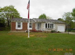 1610 Feureisen Ave, Bohemia, NY 11716