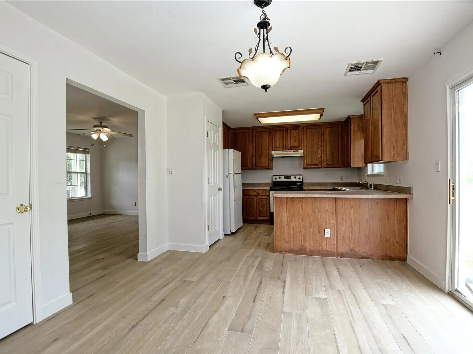 4 bed, 2.5 bath, 1435 sqft, $1,800 — Photo 4