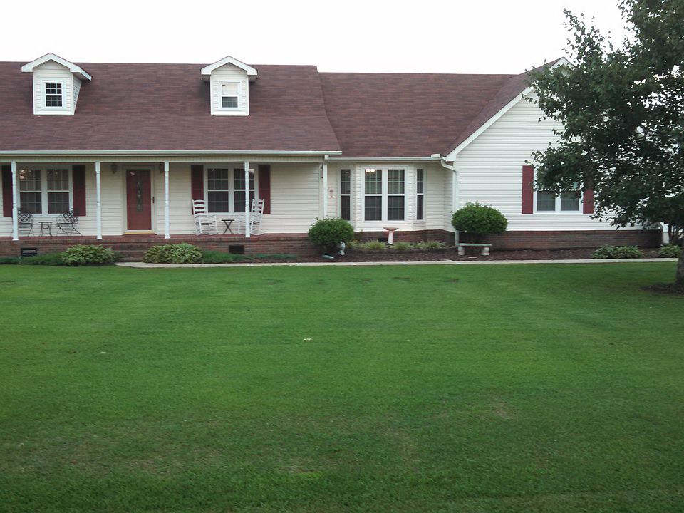 2nd image of 70 Lynn Dr
