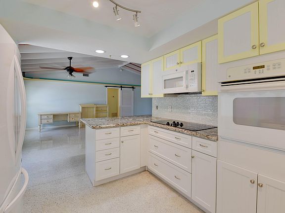 4th image of 466 W Shore Dr