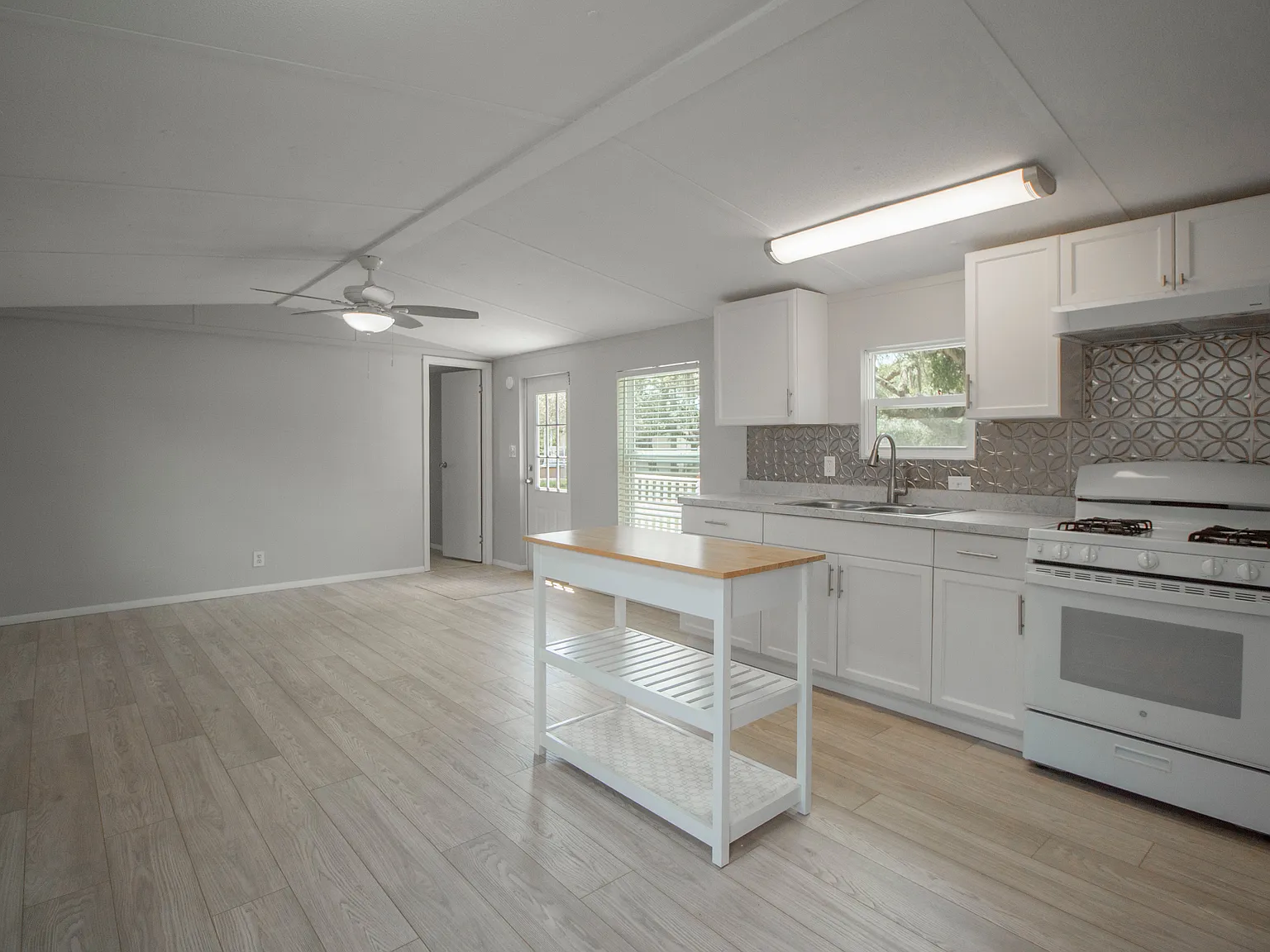 2 bed, 728 sqft, $2,000 — Photo 4