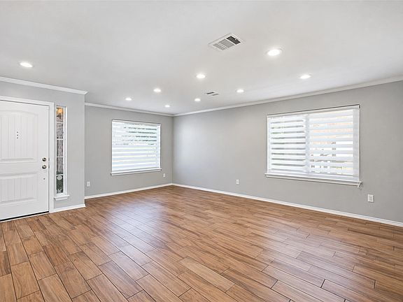 5th image of 807 Yellowstone Dr