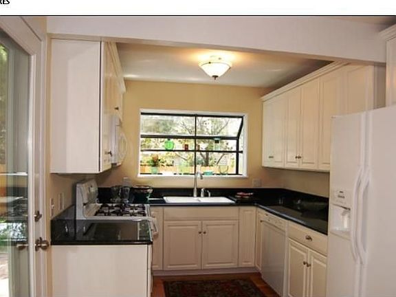 Slab granite/New Cabinets in Kitchen