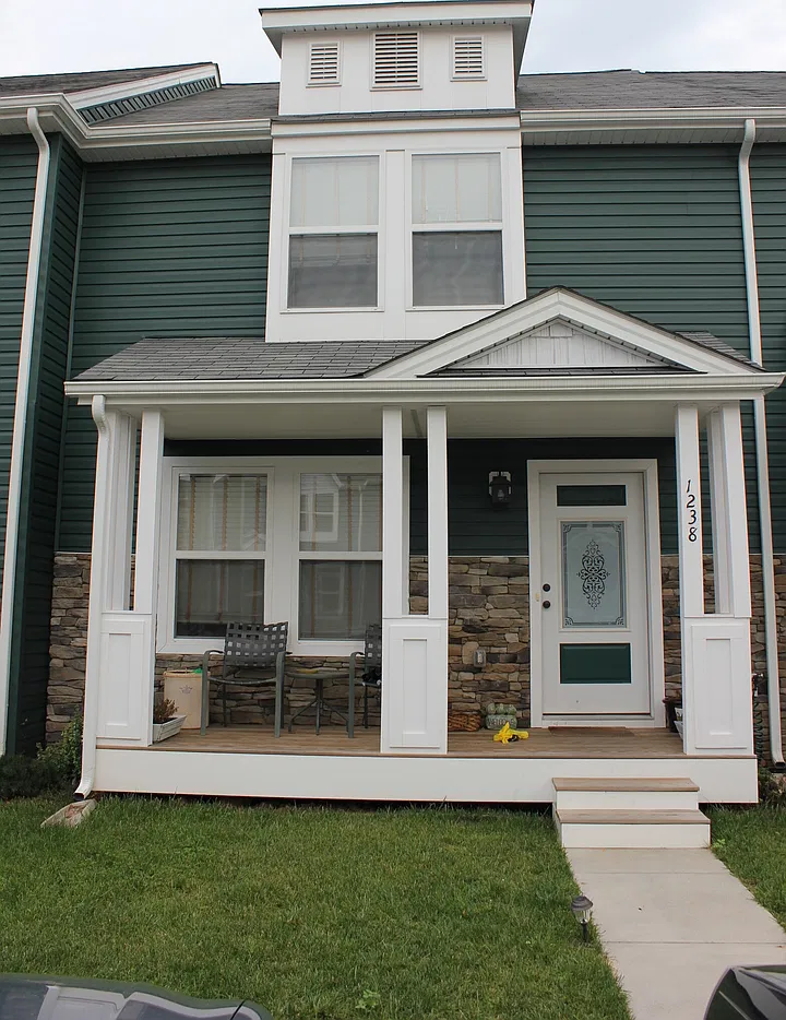 3 Bedroom, 3.5 Bath Townhouse with Full Finished Walk-out Basement — Photo 1