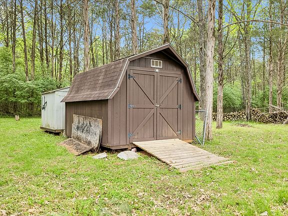 2nd image of 579 Windy Rd