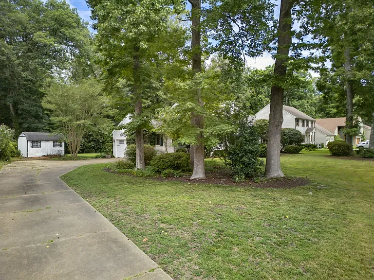 1044 Commodore Dr — Photo 35