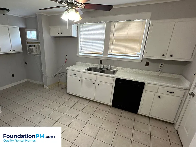 5786 Woodlawn St — Photo 9