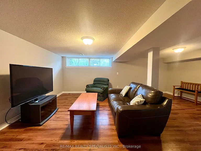 1763 Sandgate Cres #LOWER — Photo 8