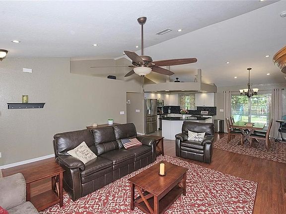 5th image of 1018 NE 3rd Ave