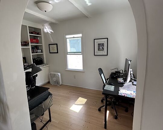 5th image of 919 S Shenandoah St #921