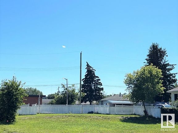 4th image of 4907 52nd Ave