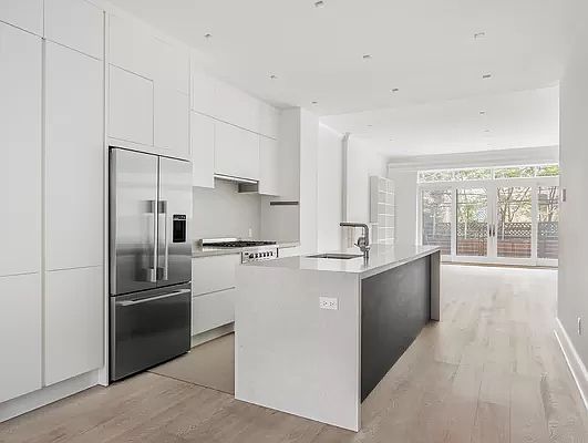 5th image of 567 10th St #I