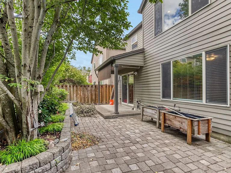 547 NE 61st Pl — Photo 27