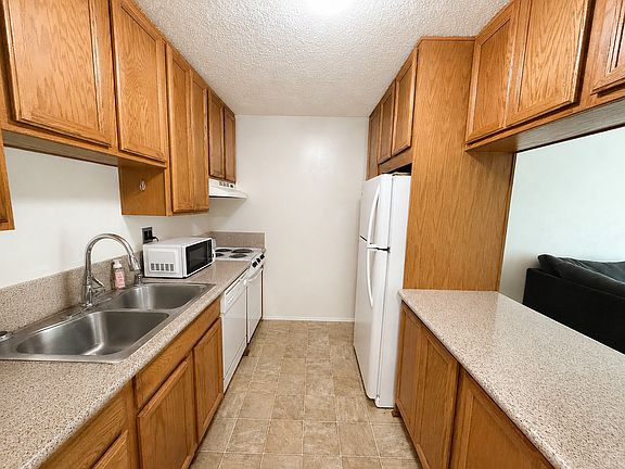 3rd image of 1645 Emerald St APT 2D