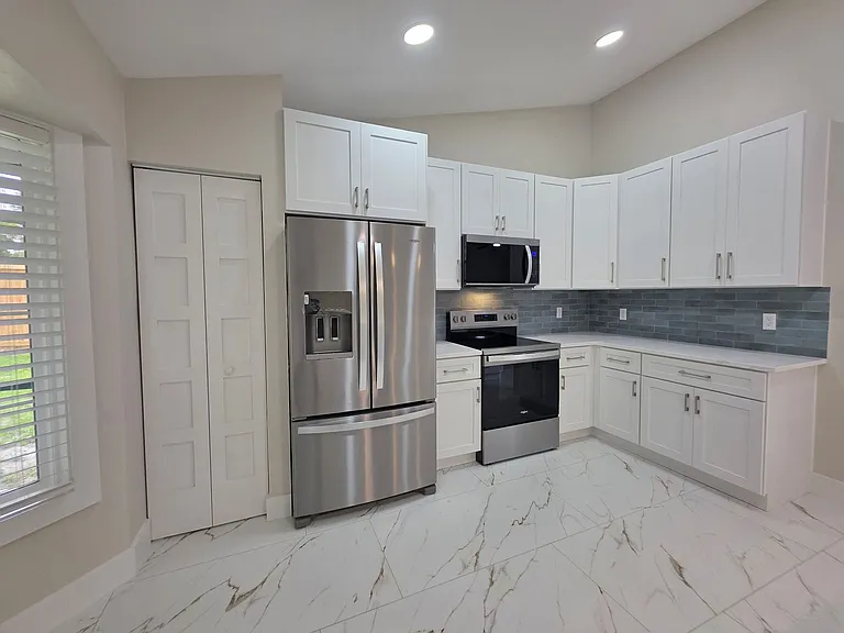 9405 SW 21st Ave — Photo 5