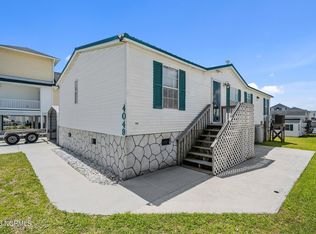 4049 4th St, Surf City, NC 28445