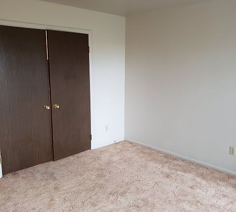 3rd image of 421 Lordwith Dr APT 8