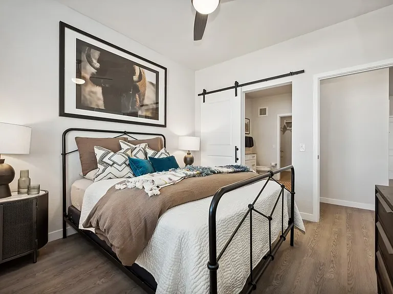 Longbow Luxury Apartments — Photo 42