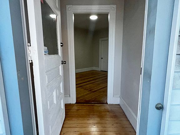 Entry way to 1st floor