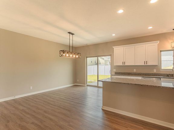 4th image of 5000 W Hillsboro Dr