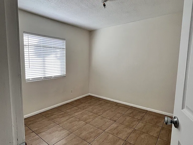 1909 W Myrtle St #1 — Photo 5