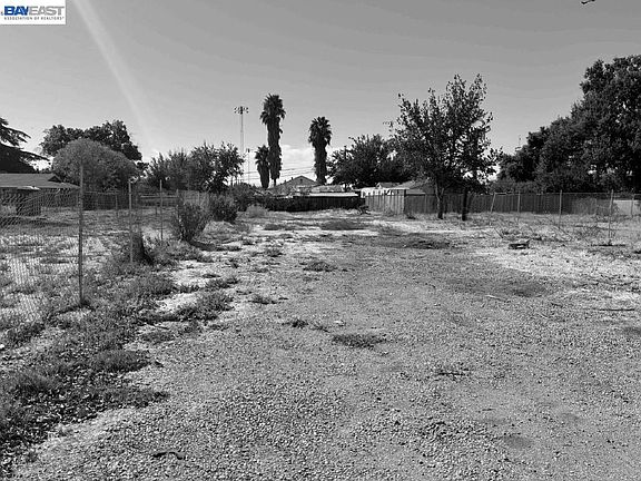 5th image of 522 W Grant Line Rd