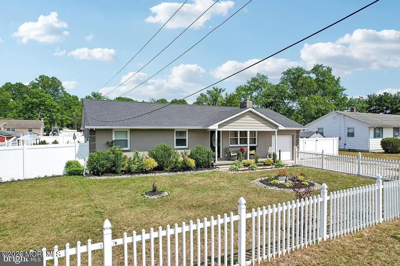 3 bed, 2.5 bath, 1176 sqft, $2,000 — Photo 3