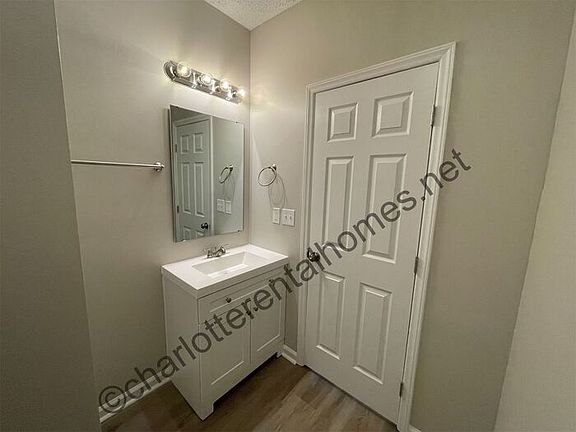 5th image of 509 N Pear St
