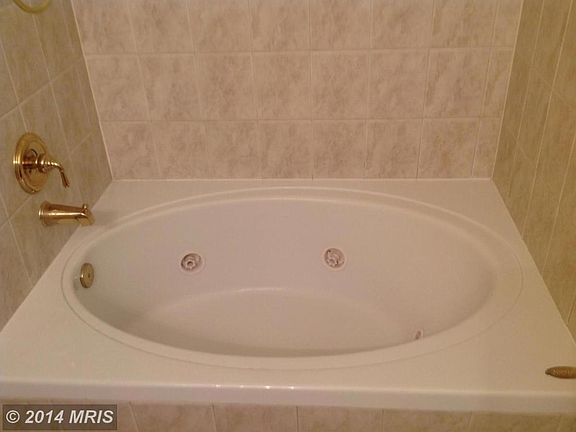 master bath: jetted tub