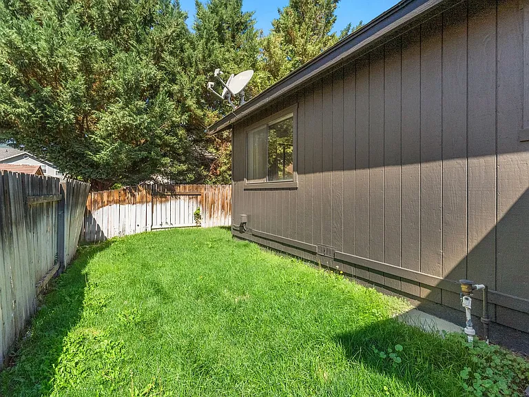 145 Summerset Dr — Photo 30