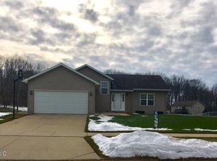 424 Greenview Dr, Caledonia, MI 49316