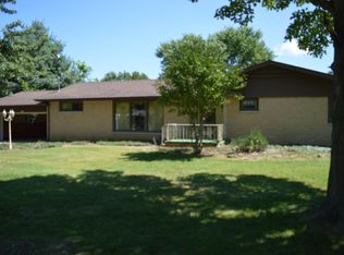 606 Sunshine Dr, Aurora, MO 65605