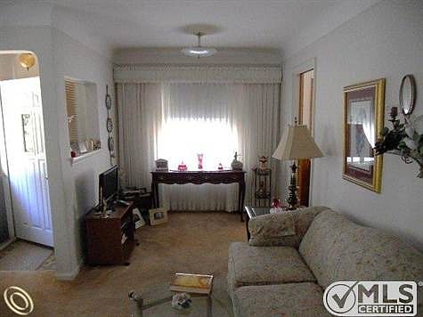 Living Room (2).JPG