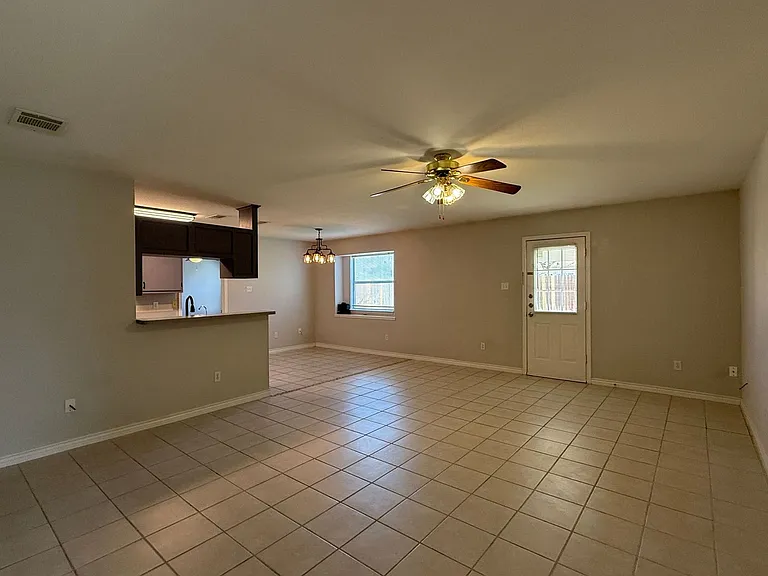 1820 Fleetwood Dr — Photo 10