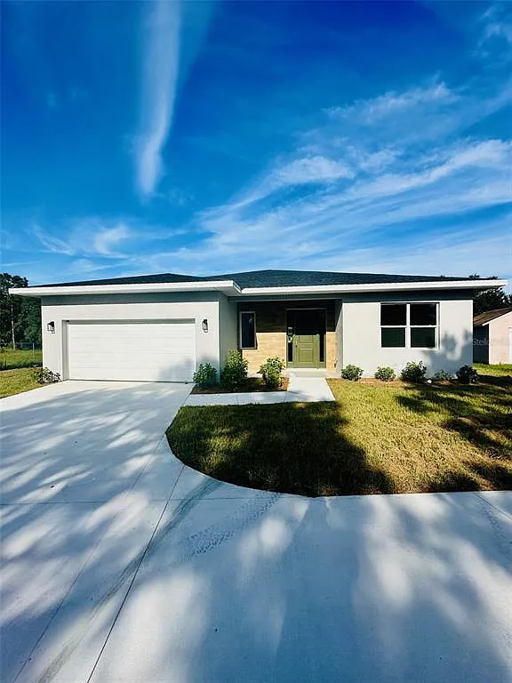 4 bed, 2.0 bath, 2600 sqft, $2,200 — Photo 1