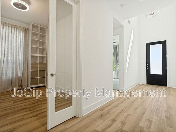 3rd image of 2000 Peace Pl