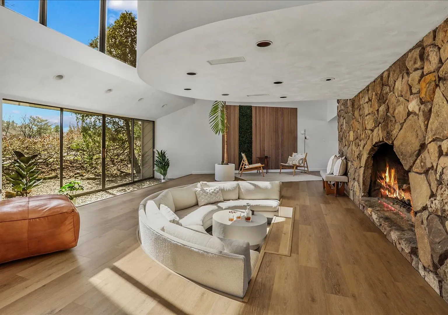 Modern Lakeside Retreat on Lincolnshire Fields Golf Course | 3 Bed, 2.5 Bath — Photo 4