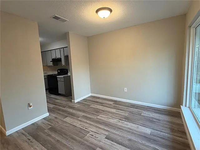 3 bed, 1.5 bath, 983 sqft, $1,100 — Photo 3