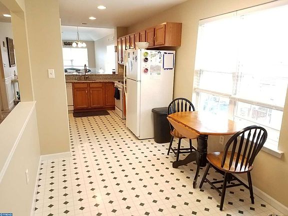 3rd image of 801 Country Ln