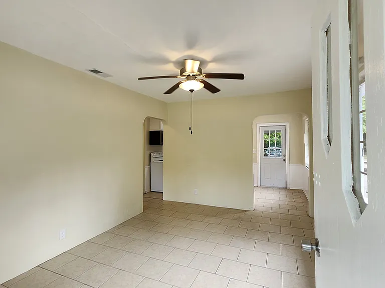 646 Ditmar St — Photo 2