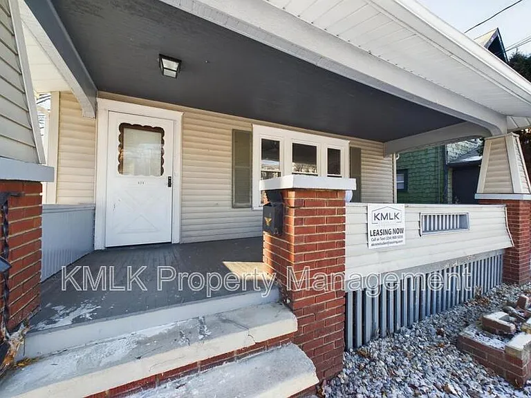 524 Allyn St — Photo 4