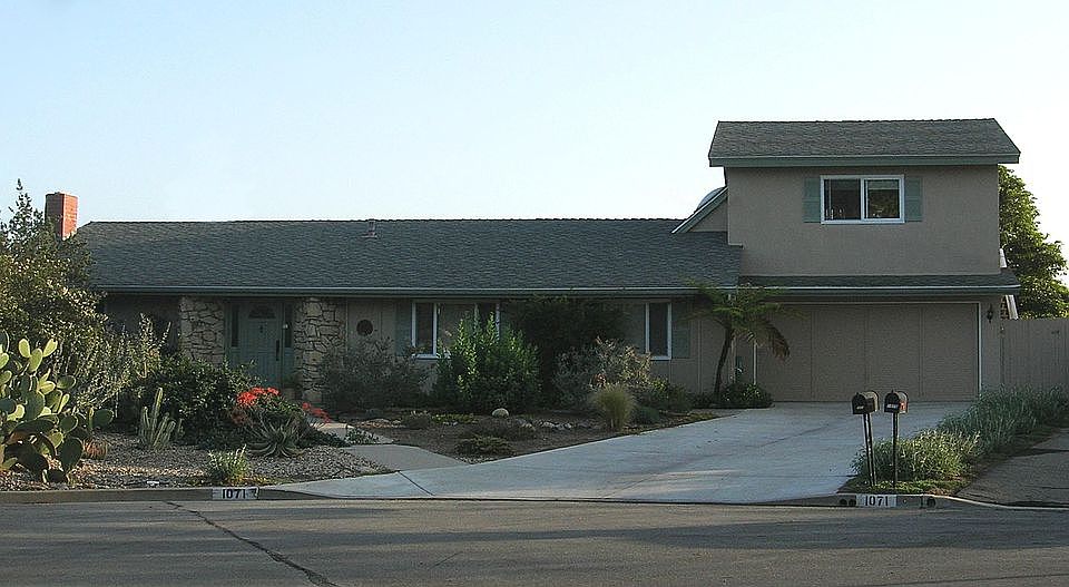 Quiet cul-de-sac location w/expansive ocean, city, mountain views             