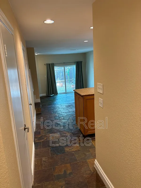 1411 Gracy Farms Ln — Photo 2
