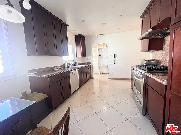 2652 S Bedford St — Photo 9