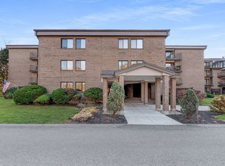4 Ledgewood Way APT 24, Peabody, MA 01960