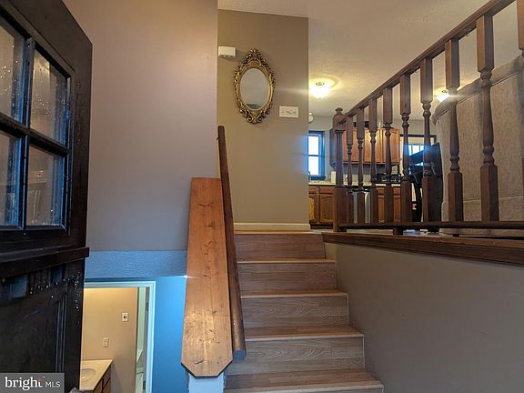 4th image of 136 Nightingale Ave