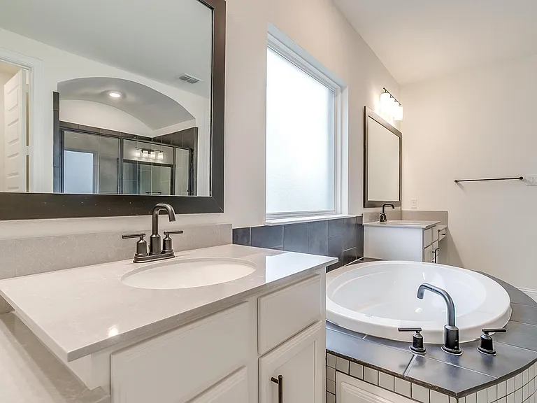 9836 Derbyshire Dr — Photo 22