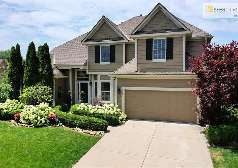Beautiful 2 Story Home in Blue Valley Schools