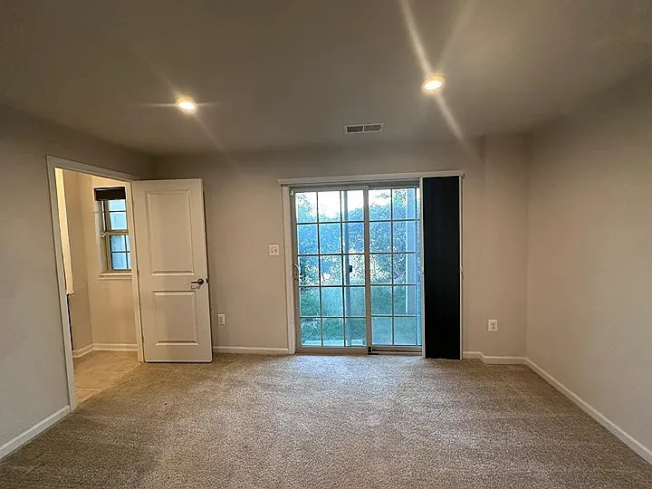 1018 S Macon St — Photo 3